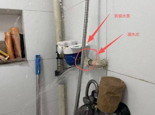业主:索赔被要求自认水管自爆 青岛一小区换水表致三层住户被淹!